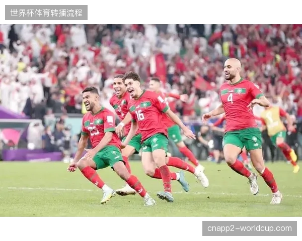 摩洛哥队延续了上届世界杯的防守反击体系，其坚固的防线和高效的转换是球队立命之本